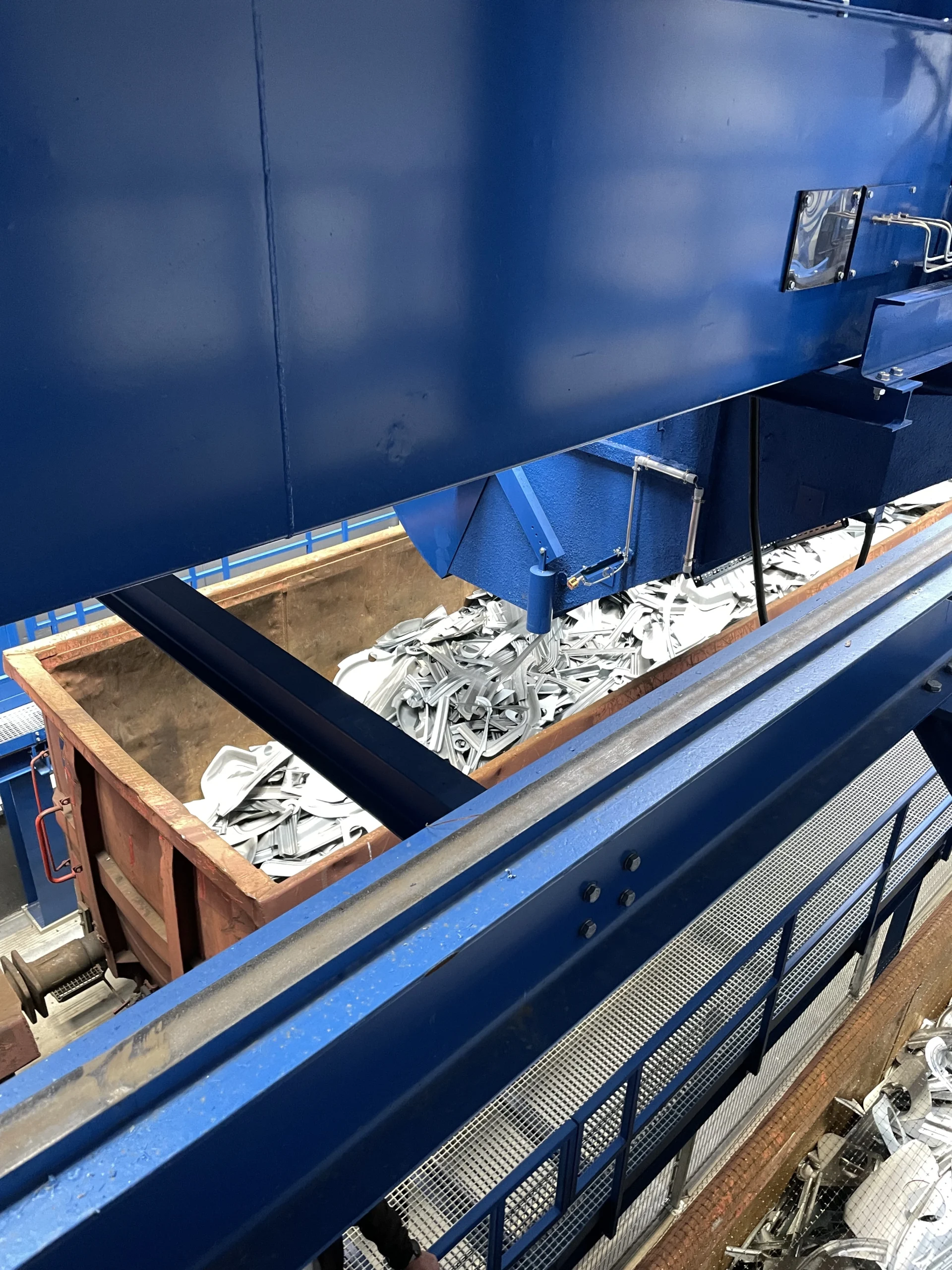 Containerbeschickung-_verfahrbare-Drehrutsche_