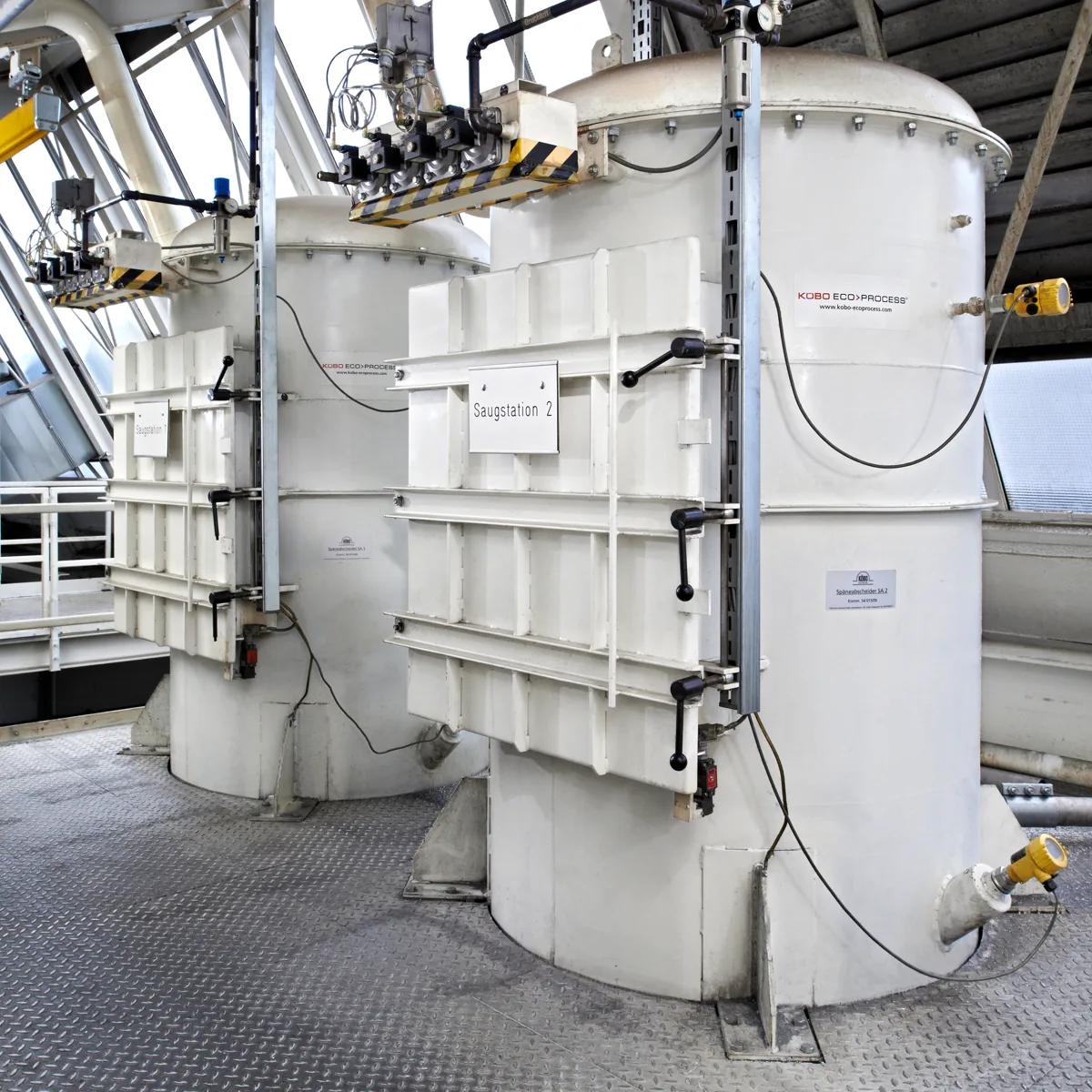 Vacuum chip extraction: chip separator with suction stations